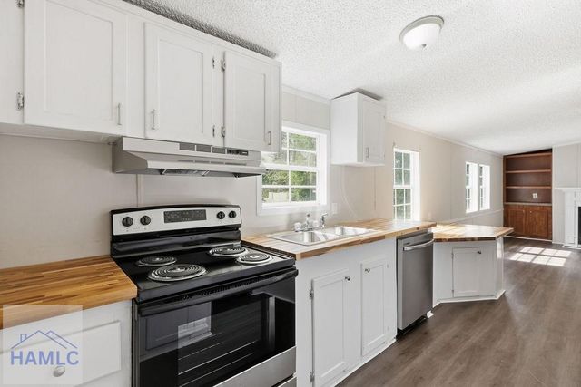 196 Barn Road Circle, Jesup, GA 31545