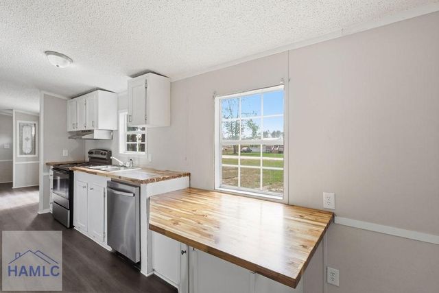 196 Barn Road Circle, Jesup, GA 31545