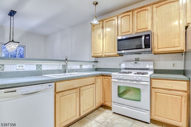 59 La Costa Dr, Clinton Twp., NJ 08801