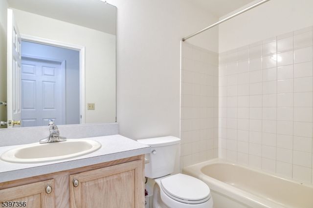 59 La Costa Dr, Clinton Twp., NJ 08801