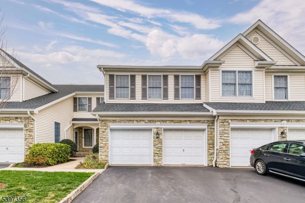 59 La Costa Dr, Clinton Twp., NJ 08801