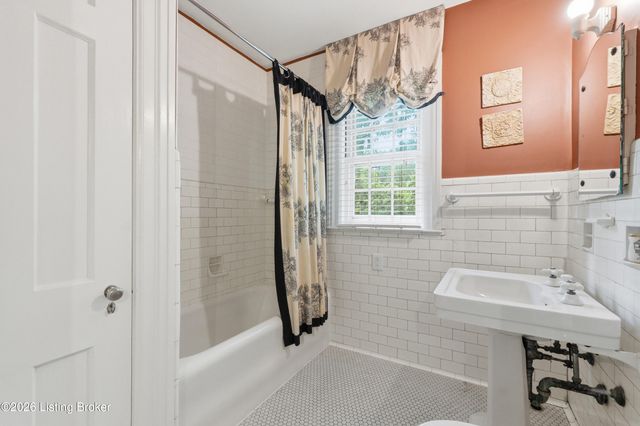1226 Summit Ave, Louisville, KY 40204