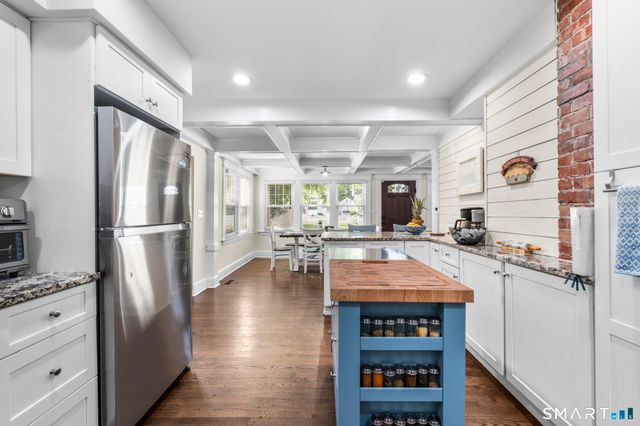 20 Bradley Avenue, Branford, CT 06405