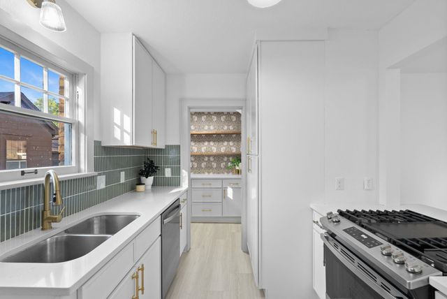 425 N Dellrose Ave, Wichita, KS 67208