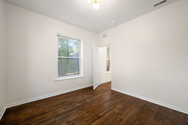 1338 W Hollywood Avenue 1, Chicago, IL 60660