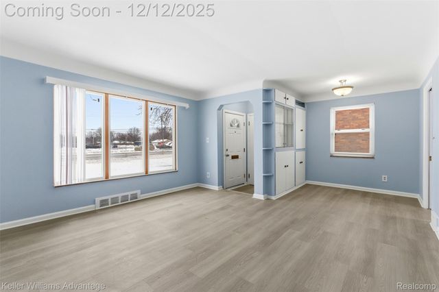 14221 W 10 Mile Road, Oak Park, MI 48237