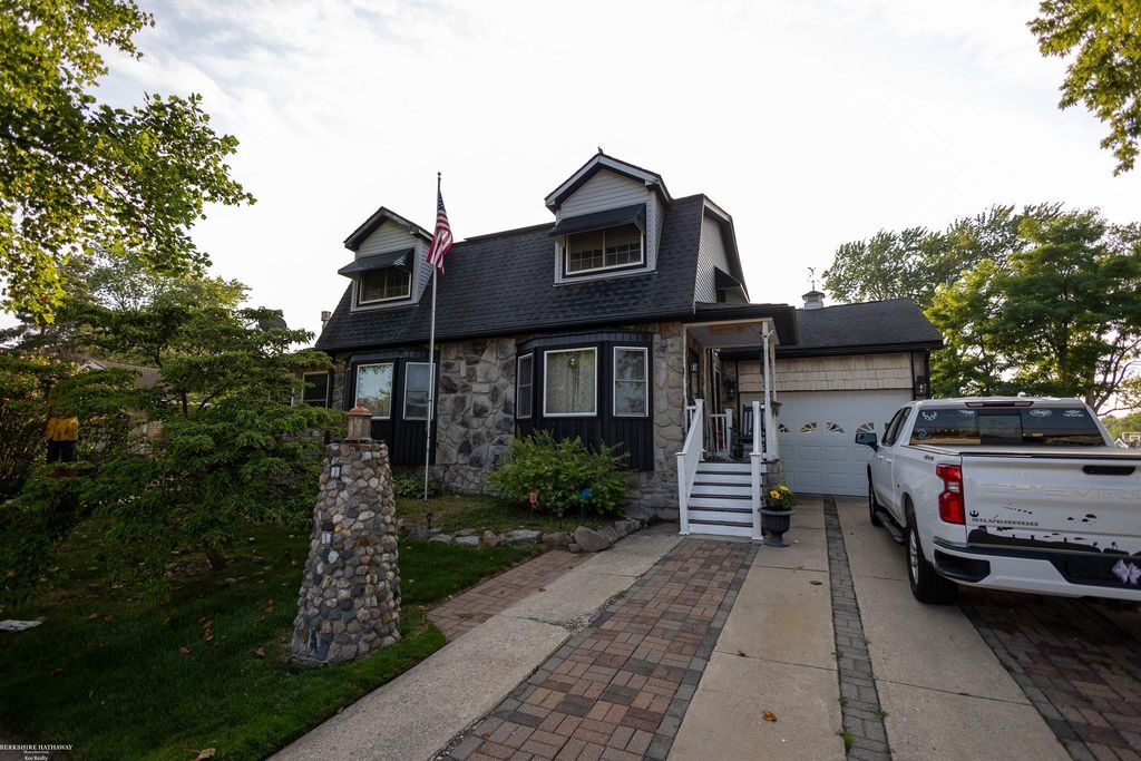 30120 Adams Drive, Gibraltar, MI 48173