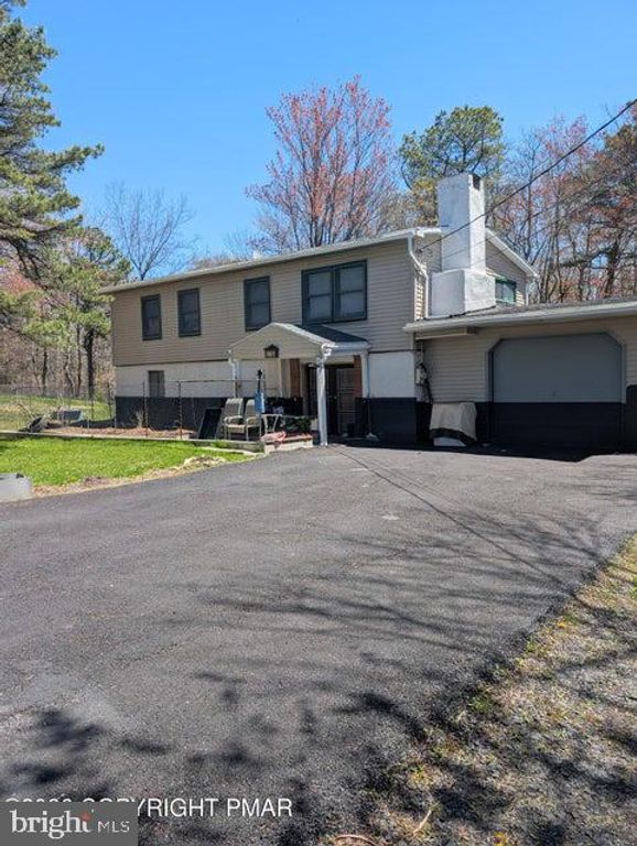1514 CLOVER RD, Long Pond, PA 18334