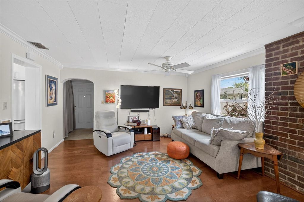 Image 8 of property listing at 1632 PINEWOOD DRIVE, Orlando, FL 32804