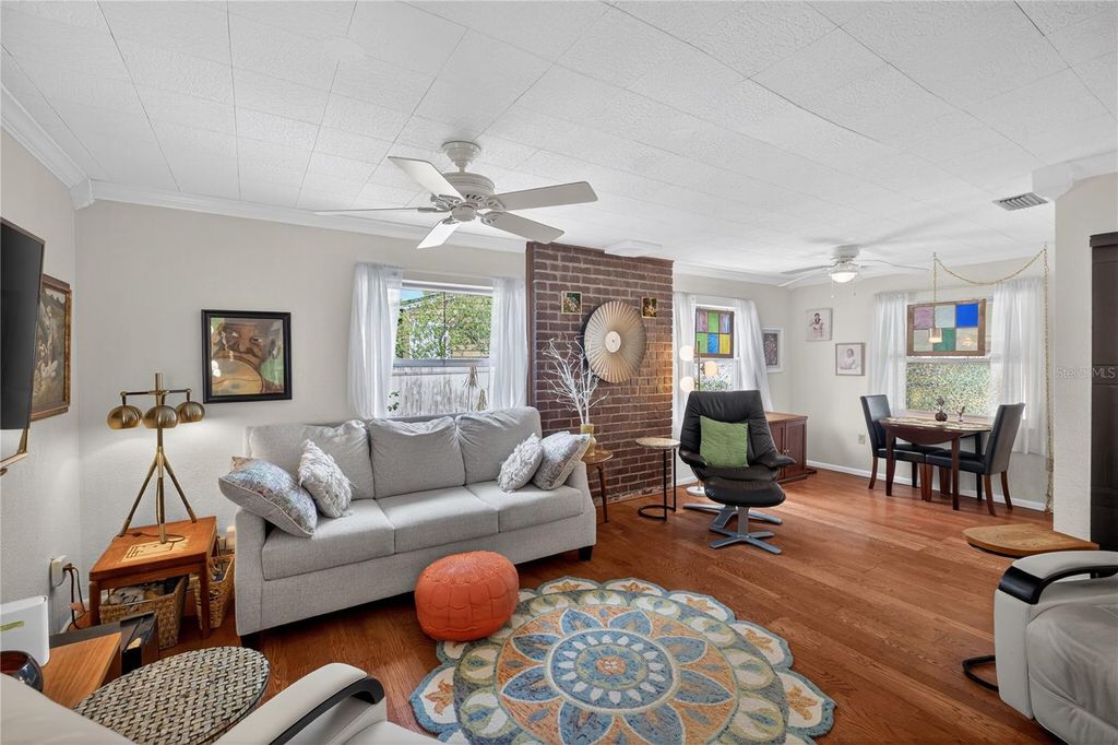 Image 9 of property listing at 1632 PINEWOOD DRIVE, Orlando, FL 32804