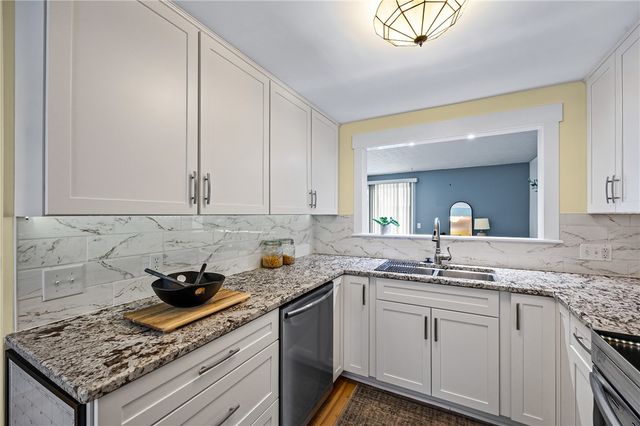 12 Carriage Court, Farmington, NY 14425