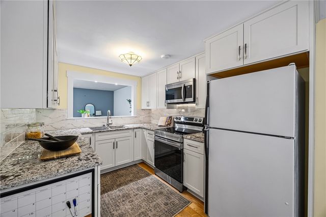 12 Carriage Court, Farmington, NY 14425