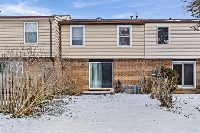 12 Carriage Court, Farmington, NY 14425