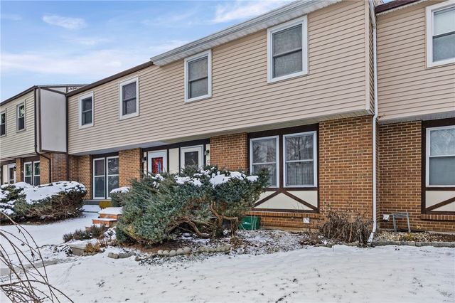 12 Carriage Court, Farmington, NY 14425