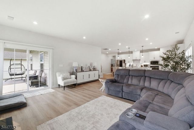 5 Harris Hawk Rd, Washington Twp., NJ 07882