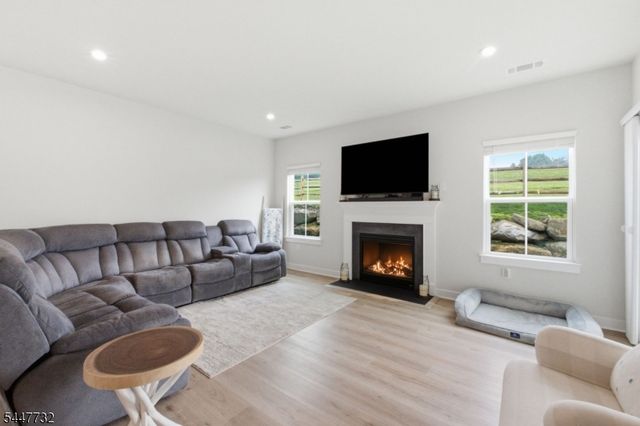 5 Harris Hawk Rd, Washington Twp., NJ 07882