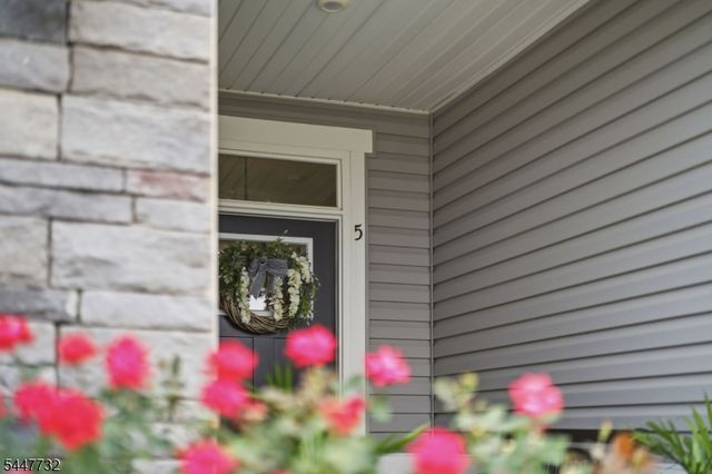 5 Harris Hawk Rd, Washington Twp., NJ 07882