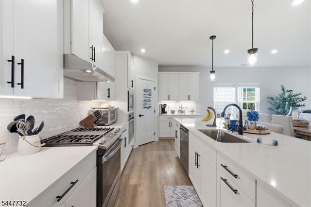 5 Harris Hawk Rd, Washington Twp., NJ 07882