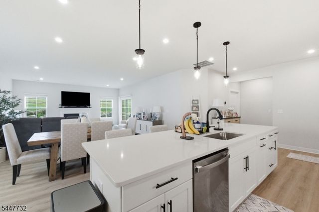5 Harris Hawk Rd, Washington Twp., NJ 07882