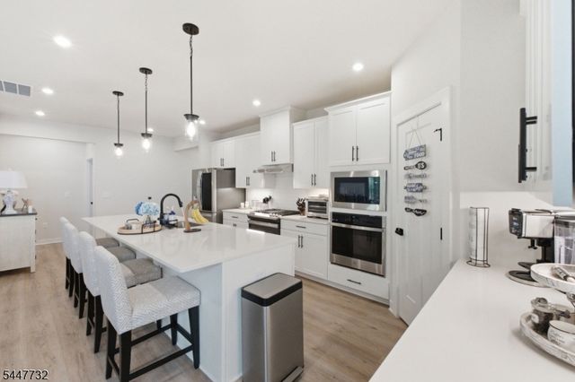 5 Harris Hawk Rd, Washington Twp., NJ 07882