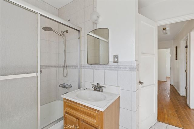 1613 E Ezmirlian, Compton, CA 90221