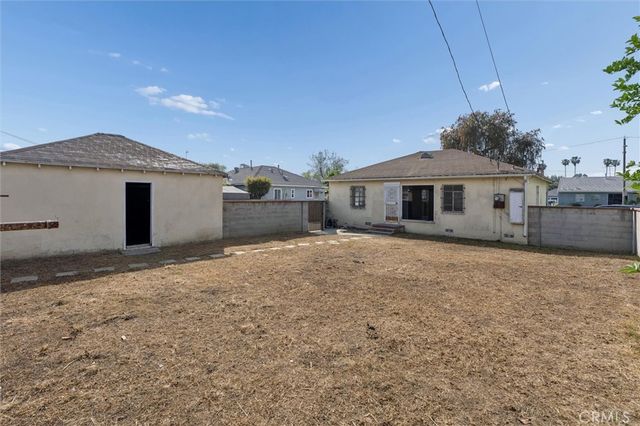 1613 E Ezmirlian, Compton, CA 90221