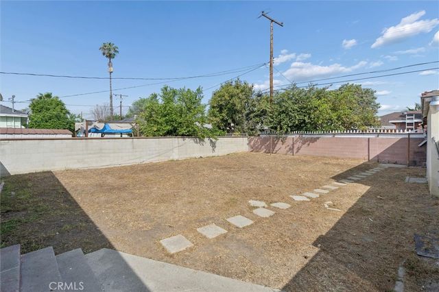 1613 E Ezmirlian, Compton, CA 90221
