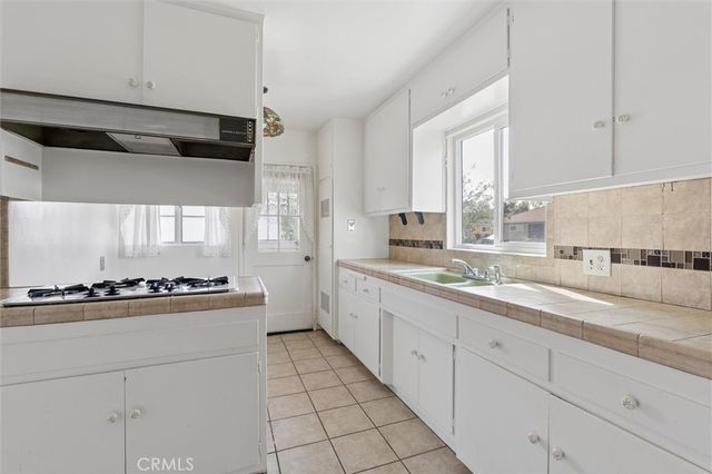 1613 E Ezmirlian, Compton, CA 90221