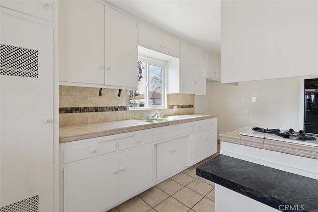 1613 E Ezmirlian, Compton, CA 90221