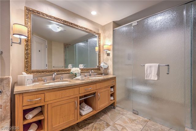 2000 Fashion Show Drive 1828, Las Vegas, NV 89109