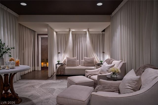 2000 Fashion Show Drive 1828, Las Vegas, NV 89109