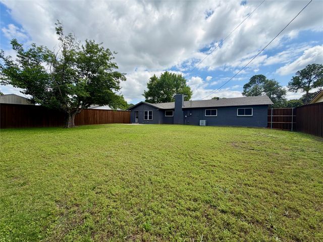 2021 Lexington Place, Bedford, TX 76022