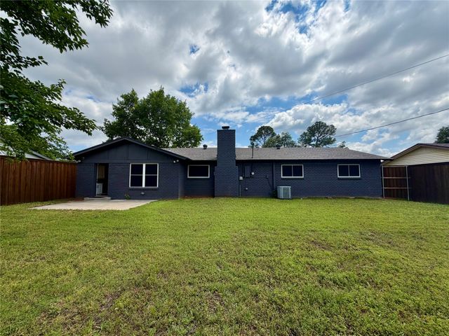 2021 Lexington Place, Bedford, TX 76022