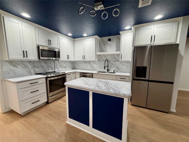 2021 Lexington Place, Bedford, TX 76022