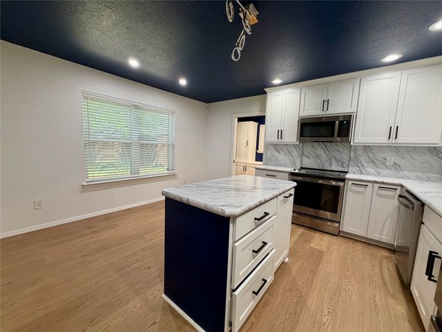 2021 Lexington Place, Bedford, TX 76022