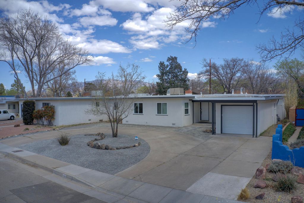 Image 1 of property listing at 324 Chula Vista Place NE, Albuquerque, NM 87108