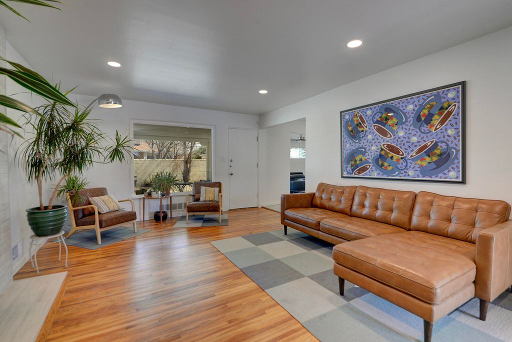 Image 11 of property listing at 324 Chula Vista Place NE, Albuquerque, NM 87108