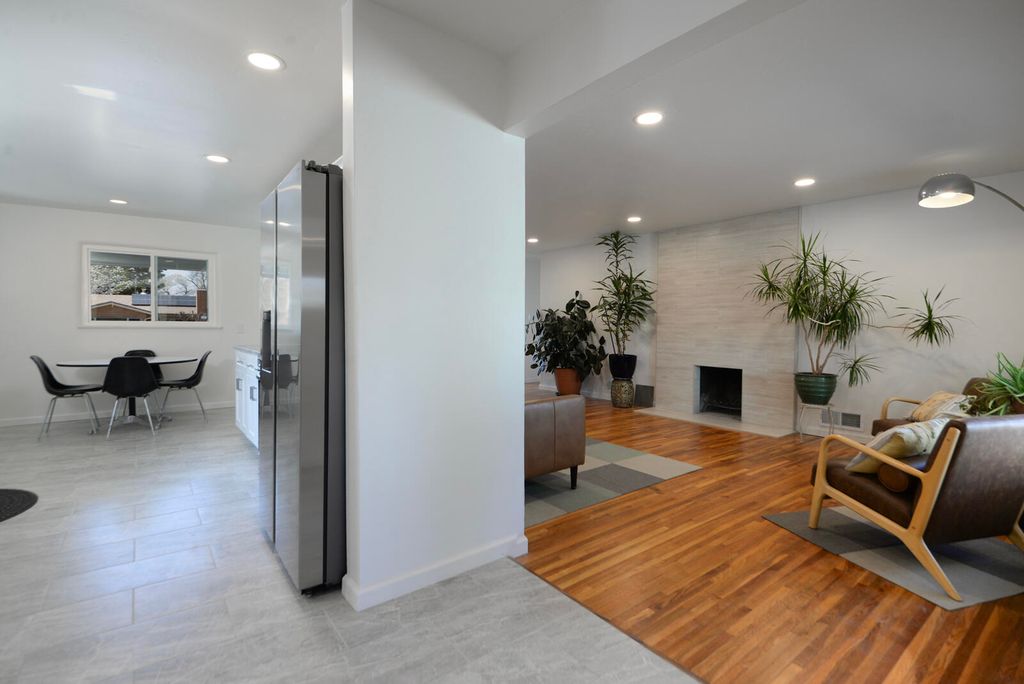 Image 13 of property listing at 324 Chula Vista Place NE, Albuquerque, NM 87108