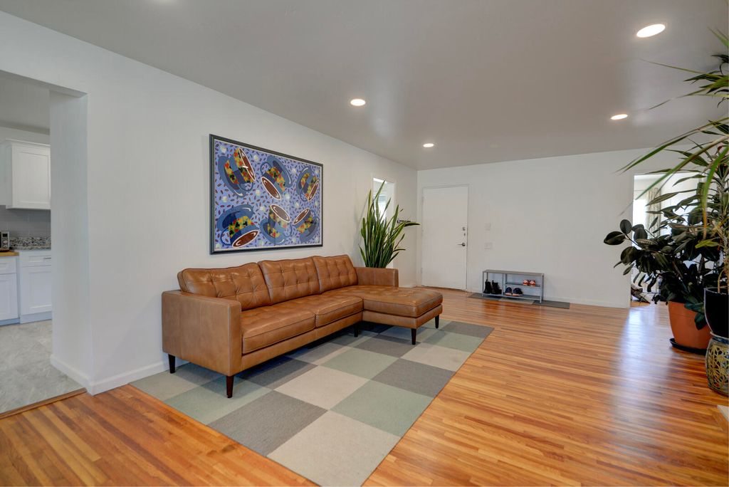 Image 14 of property listing at 324 Chula Vista Place NE, Albuquerque, NM 87108