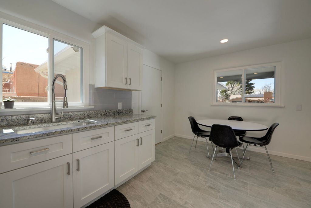 Image 17 of property listing at 324 Chula Vista Place NE, Albuquerque, NM 87108