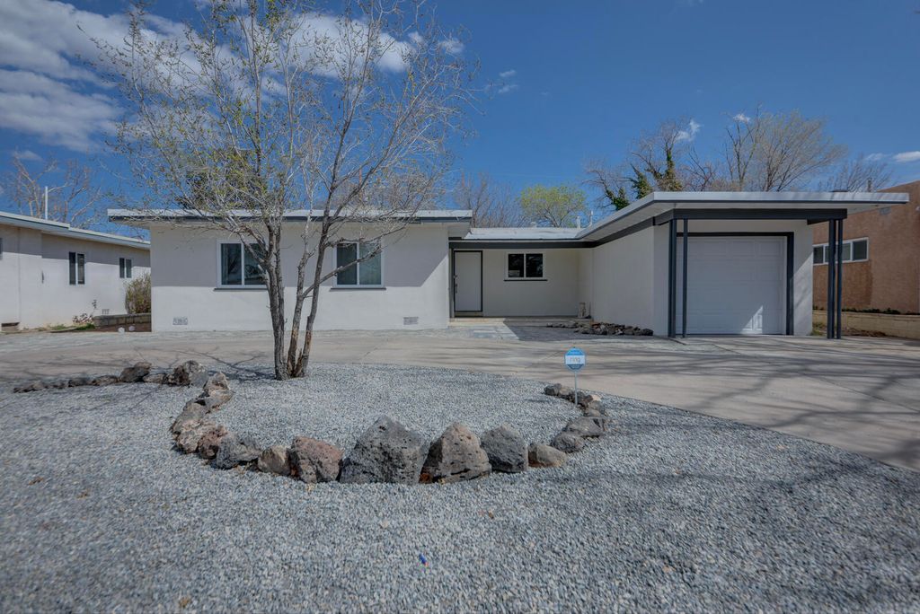 Image 2 of property listing at 324 Chula Vista Place NE, Albuquerque, NM 87108