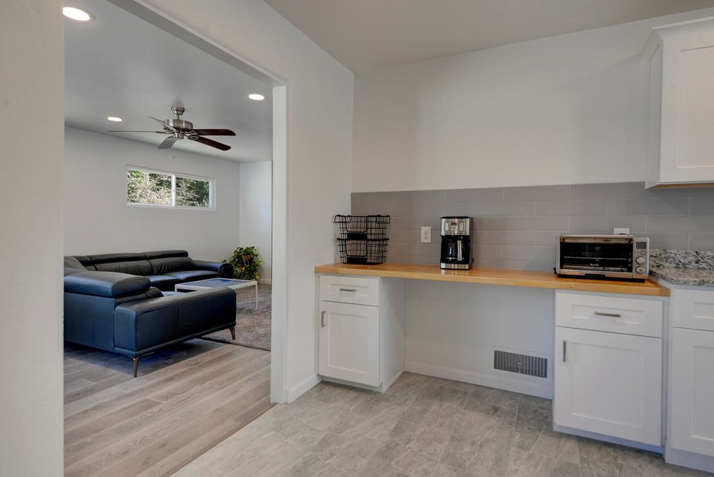 Image 20 of property listing at 324 Chula Vista Place NE, Albuquerque, NM 87108