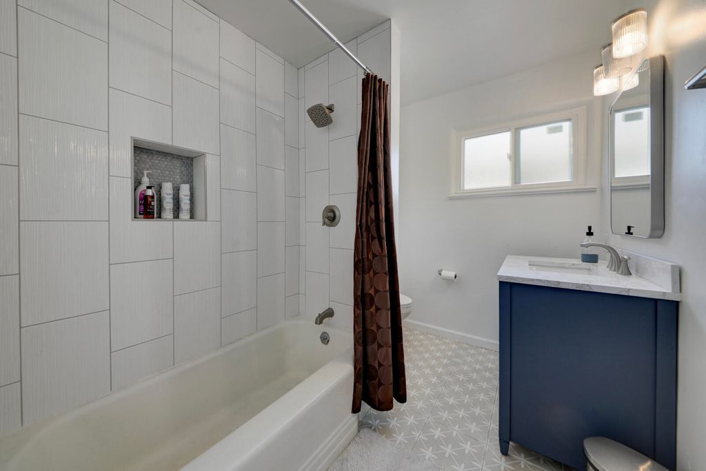 Image 27 of property listing at 324 Chula Vista Place NE, Albuquerque, NM 87108