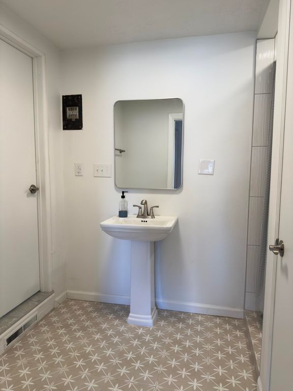 Image 28 of property listing at 324 Chula Vista Place NE, Albuquerque, NM 87108