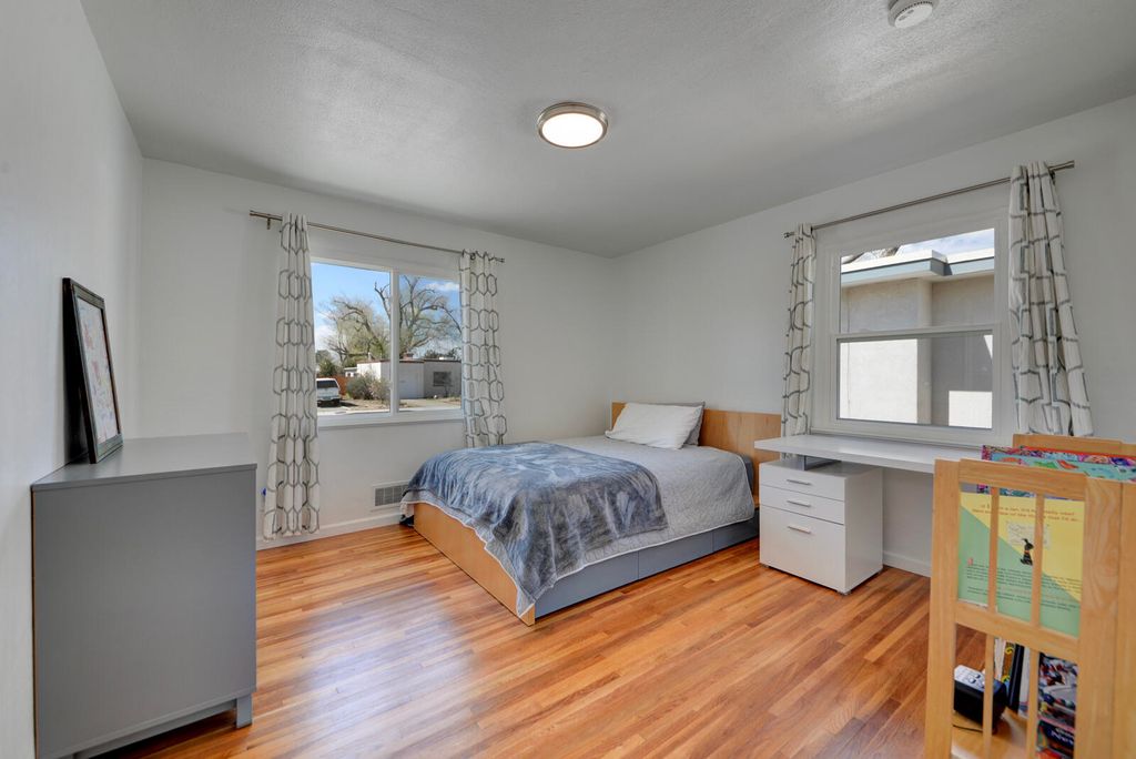 Image 30 of property listing at 324 Chula Vista Place NE, Albuquerque, NM 87108