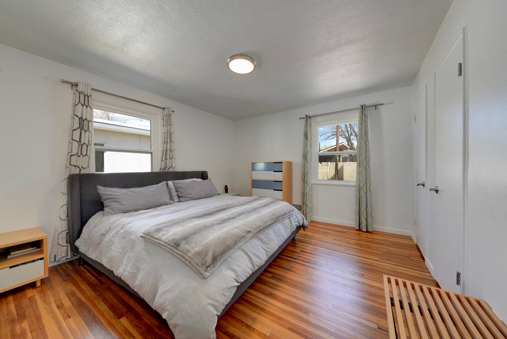 Image 31 of property listing at 324 Chula Vista Place NE, Albuquerque, NM 87108