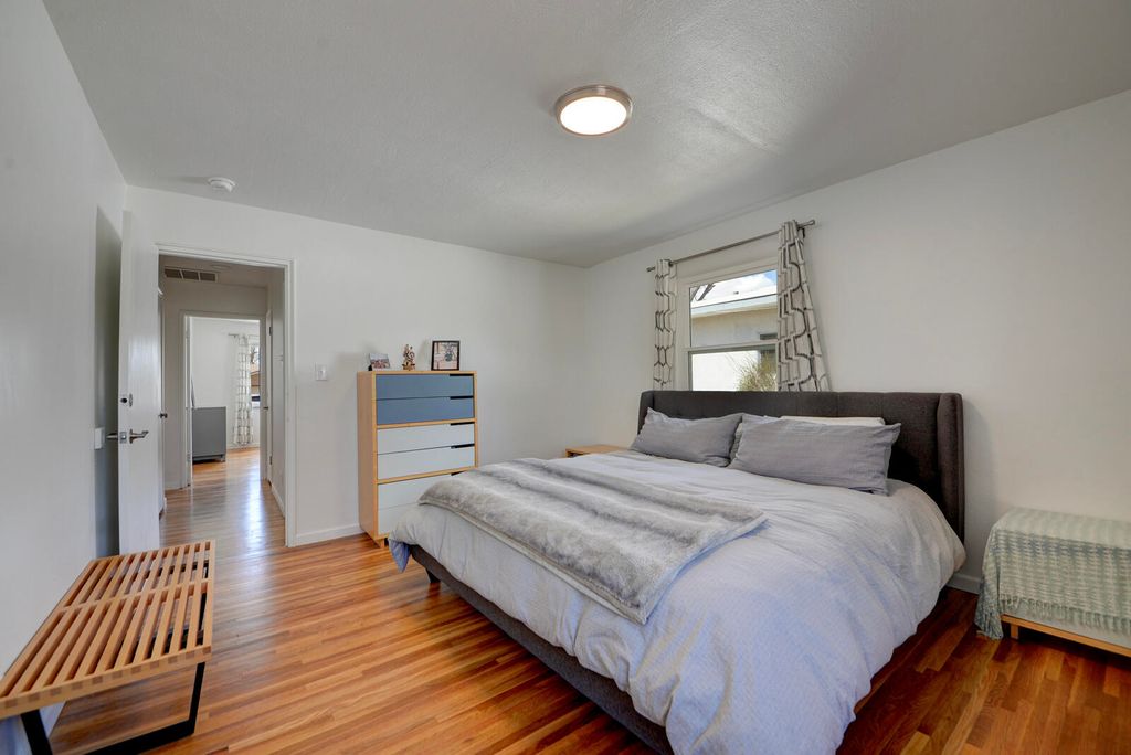 Image 33 of property listing at 324 Chula Vista Place NE, Albuquerque, NM 87108