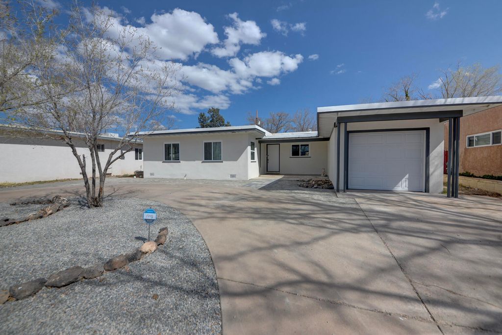 Image 4 of property listing at 324 Chula Vista Place NE, Albuquerque, NM 87108
