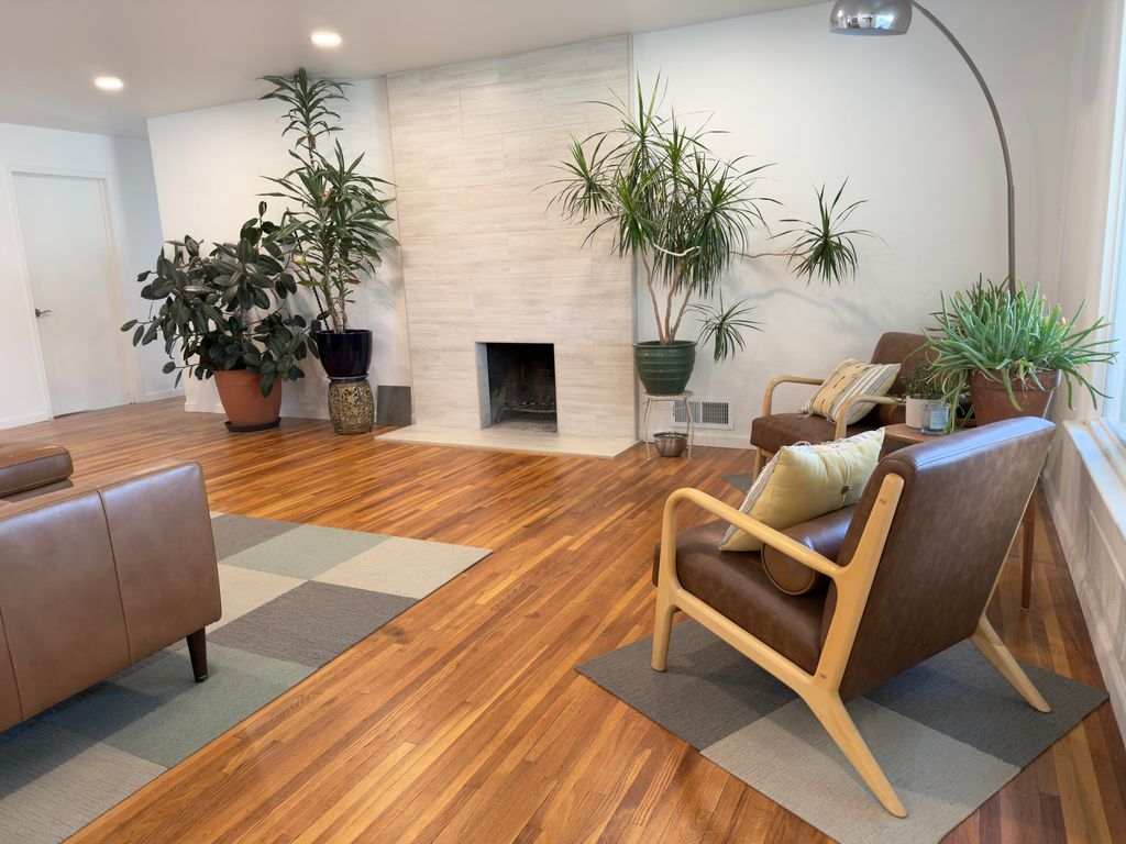 Image 7 of property listing at 324 Chula Vista Place NE, Albuquerque, NM 87108