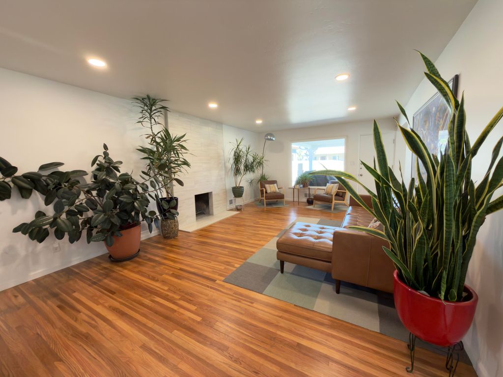 Image 8 of property listing at 324 Chula Vista Place NE, Albuquerque, NM 87108